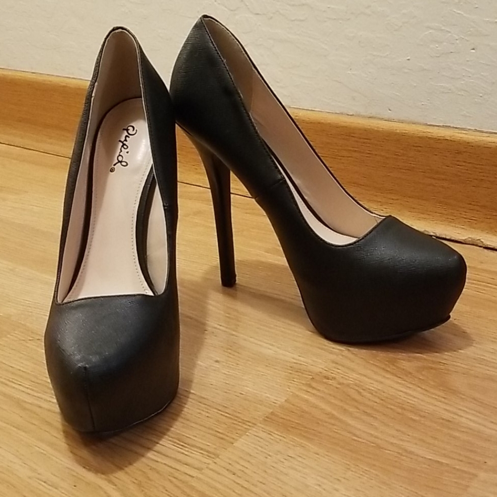 Like New Qupid Black Embossed Stiletto Pump